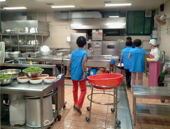 지난 27일 서산시보건소 직원이 어린이 기호식품 조리‧판매업소 조리실에서 어린이 기호식품 전담관리원과 합동 점검