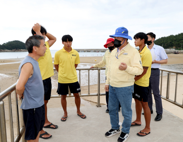지난해 8월 해수욕장 안전 점검에 나선 가세로 군수(천리포 점검 모습)
