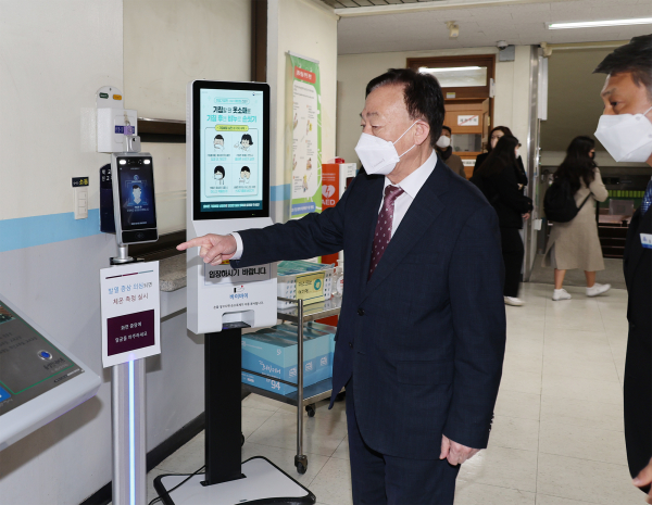 설동호 대전시교육감, 신학기 학교 방역현장 점검 모습