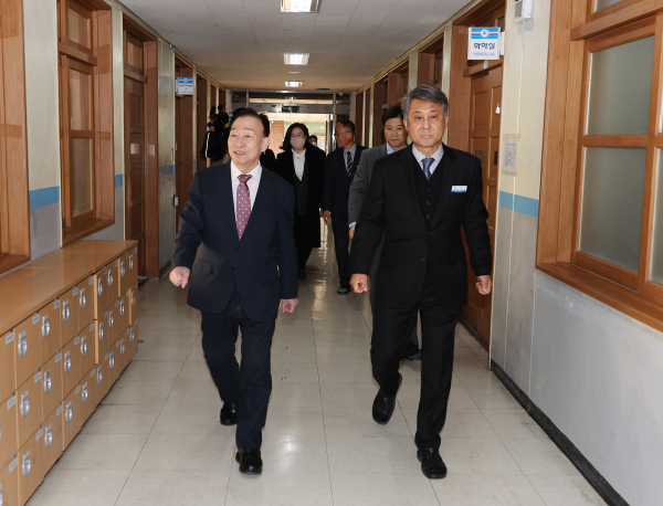설동호 대전시교육감, 신학기 학교 방역현장 점검 모습