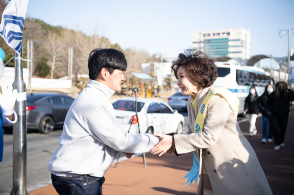 이진숙 총장이 입학 축하 물품을 신입생에게 나눠주며 신입생의 대학 생활 응원 모습