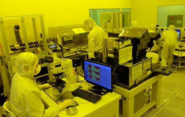 ETRI연구진이 ETRI의 반도체 PAB에서 전계흡수변조형 광원소자 및 광모듈 공정을 진행하고 있는 모습