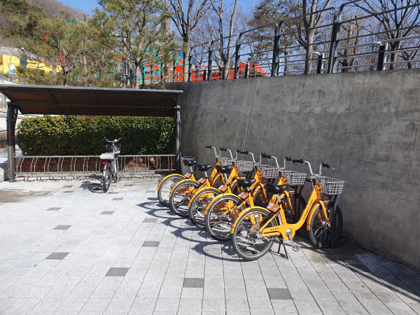 한국효문화진흥원에 시민공영자전거 타슈 설치 모습