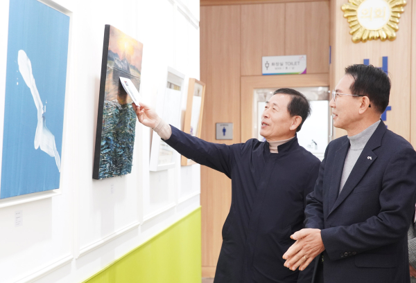 3일 서산시청 종합민원실 앞 유휴공간에서 열린 청사 내 작은 미술관 개관식 모습