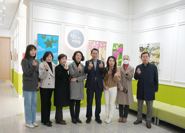 3일 서산시청 종합민원실 앞 유휴공간에서 열린 청사 내 작은 미술관 개관식 모습