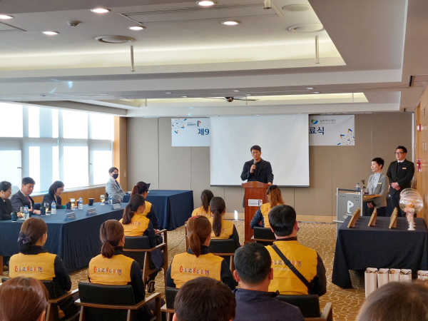 ‘제9기 새싹 캐디 양성 프로그램’ 수료식에 참가한 교육생들에게 골프존카운티 매니지먼트 박세하 대표가 축하의 말을 전하고 있다.