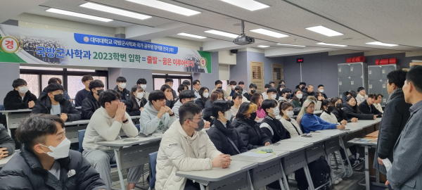 MZ신입생앞에서 교수님인사하고 자기소개 모습