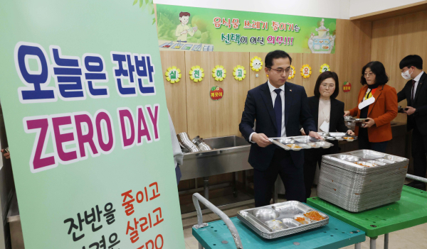 구내식당에서 잔반 없는 날 운영에 참여하고 있는 박희조 동구청장