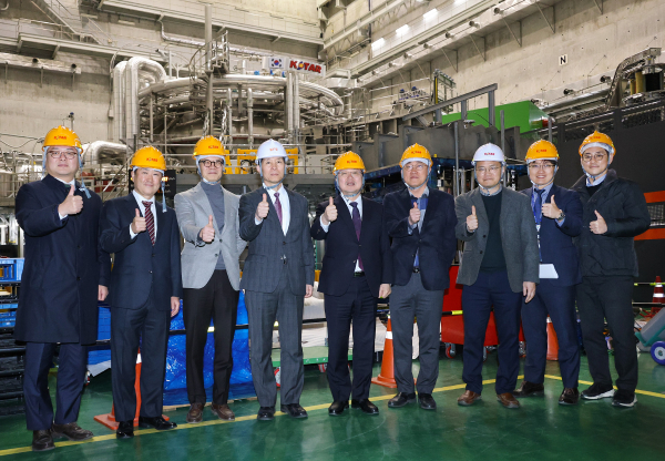 이장우 대전시장과 대전시 간부 공무원들이 3일 한국핵융합에너지연구원 방문해 기념촬영을 하고 있다.