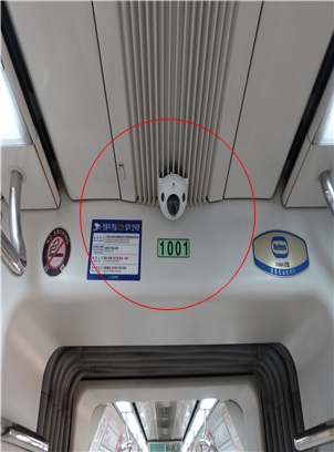 대전도시철도 1호선 한 객실에 CCTV가 설치돼 있는 모습.