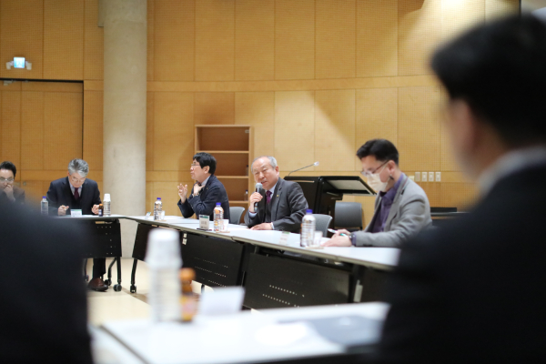 신임교원 임용장 수여식후 간담회에서 나상호 총장 발엄 모습