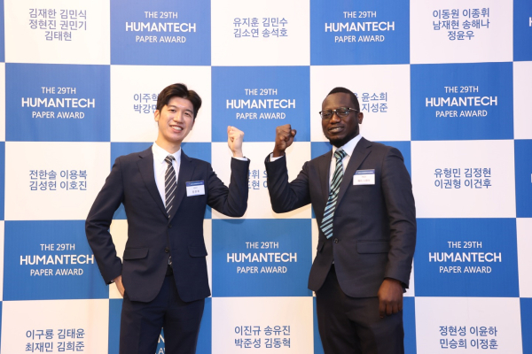 제29회 삼성휴먼테크논문대상 에너지&환경 부문 금상을 수상한 KAIST 신소재공학과 장한휘 박사과정(왼쪽), 한밭대 신소재공학과 애비 스탠리 박사과정