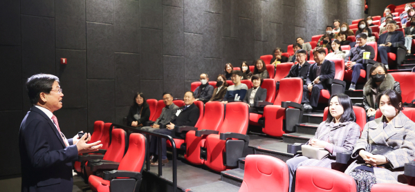 최교진 교육감이 직원들에게 인사말을 하고 있다.