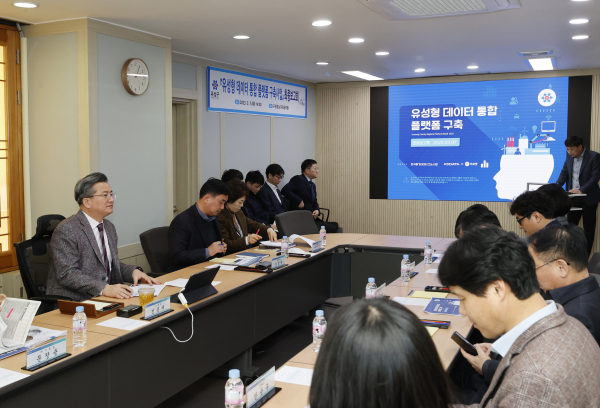 7일 구정공유방에서 ‘유성형 데이터 통합 플랫폼 구축사업’ 최종보고회가 개최된 가운데, 정용래 유성구청장(가운데)이 회의를 주재하고 있다.