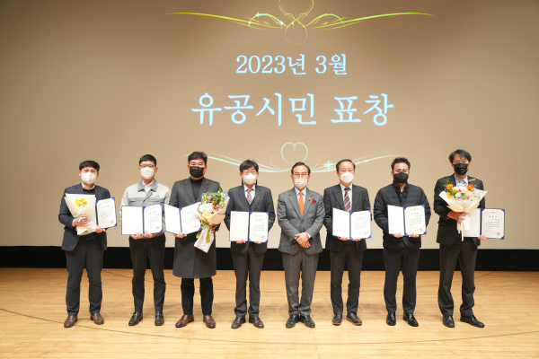 지난 2일 시청 봉서홀에서 열린 천안시 유공납세자 시상식 단체사진.