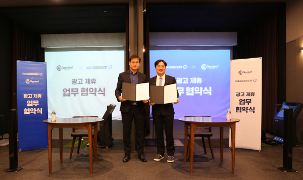 지난 1일 진행된 업무 협약식에서 (왼쪽부터)골프존 GDR아카데미 GDR 사업부 안웅기 상무, 클리브랜드 양계홍 대표이사가 기념 사진 모습