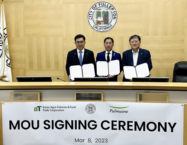 한국농수산식품유통공사-풀러턴시-풀무원 업무협약 * 한국농수산식품유통공사 김춘진 사장(좌측1번째), 풀러턴시 프레드정 시장(가운데), 풀무원 이효율 총괄CEO(우측1번째)