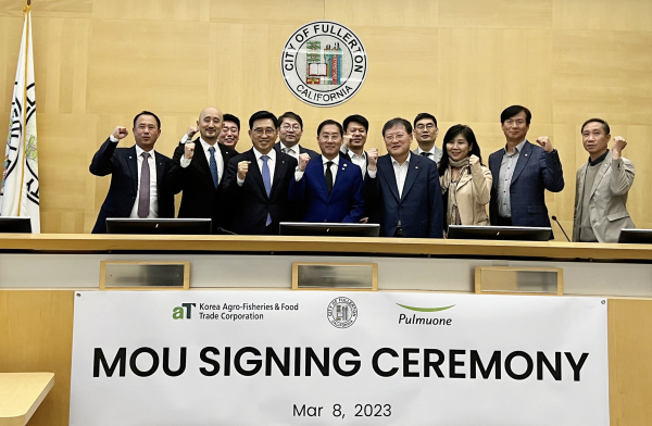 한국농수산식품유통공사-풀러턴시-풀무원 업무협약 * 한국농수산식품유통공사 김춘진 사장(첫째줄 좌측3번째), 풀러턴시 프레드정 시장(첫째줄 좌측 4번째), 풀무원 이효율 총괄CEO(첫째줄 우측4번째)