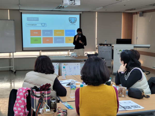 신규 채용된 대체인력지원사업 장애 돌봄직을 대상으로 교육을 진행하고 있다.