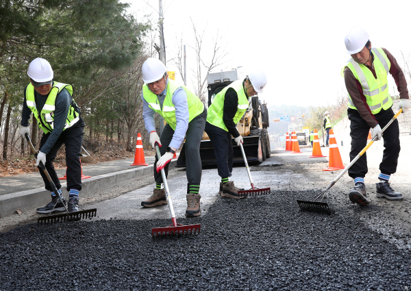 정용래 유성구청장, 해빙기 포트홀 집중 정비 현장점검 모습