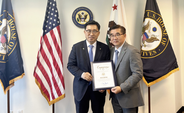 감사장 수령 현장 사진  * 한국농수산식품유통공사 김춘진 사장(좌측)