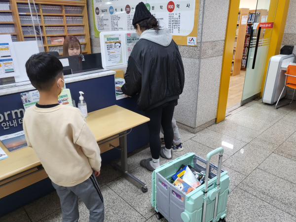 지난 8일 서산시립도서관에서 시민들이 카트를 들고 도서를 대출하고 있다