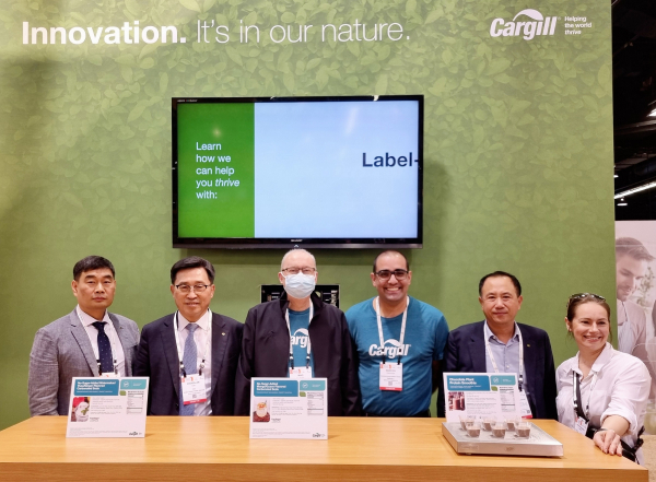 2023 내추럴․건강제품 전문박람회 현장 사진 * 카길(Cargill) 부스 방문한 한국농수산식품유통공사 김춘진 사장(좌측 2번째)