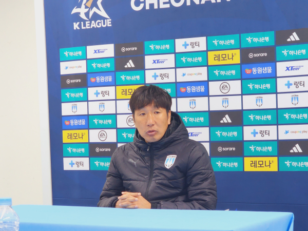 경기 후 인터뷰를 하는 박남열 감독/박동혁 기자