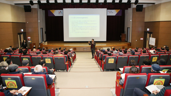 13일 서산시 농업기술센터에서 열린 유용미생물 활용기술 교육 모습
