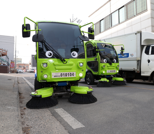 지난 10일 태안읍 주택가에서 노면 청소 중인 소형 전기 노면청소차.