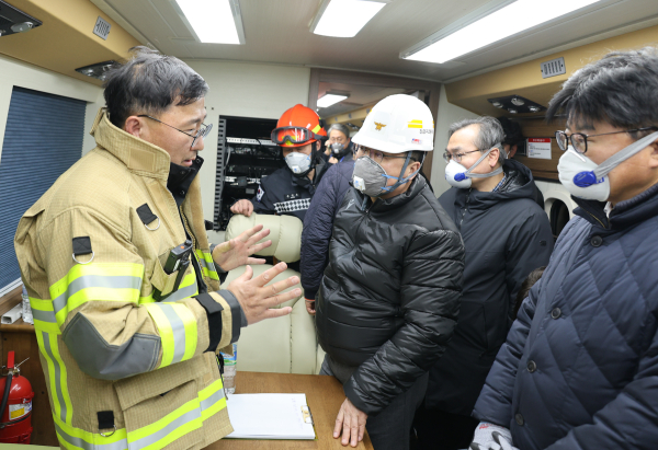 이장우 대전시장이 한국타이어 화재 현장을 찾아