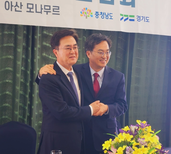 양 도의 협력을 다짐하는 양 지사들/박동혁 기자