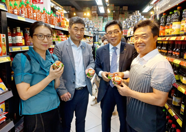 브라질 상파울루시 코리아마트 방문 현장 사진 * 한국농수산식품유통공사 김춘진 사장(우측2번째)