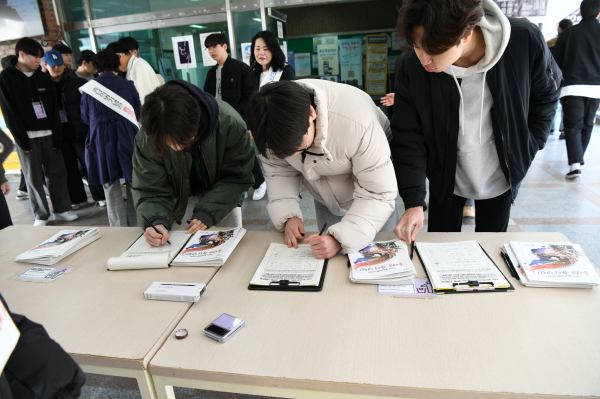 충남의병기념관홍성군민간유치추진위원회가 거리 서명운동을 전개했다