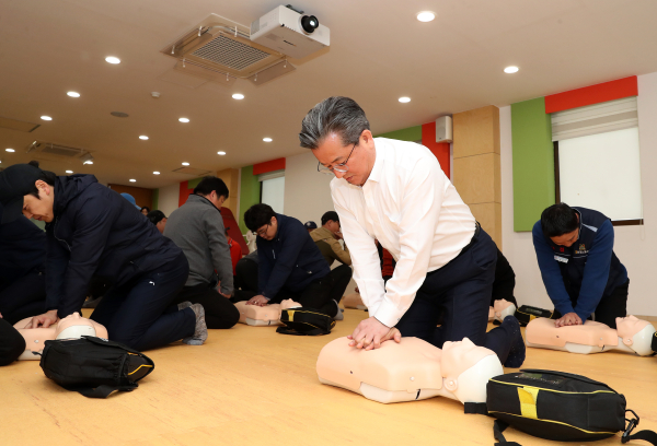 14일 구청 심폐소생술 센터에서 환경공무직 직원 106명을 대상으로 심폐소생술 교육이 실시된 가운데, 정용래 유성구청장이 교육에 참여하고 있다