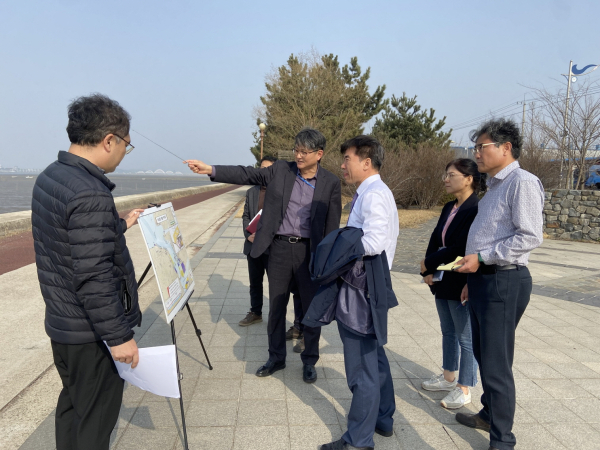 아산항 개발예정지 방문 장면