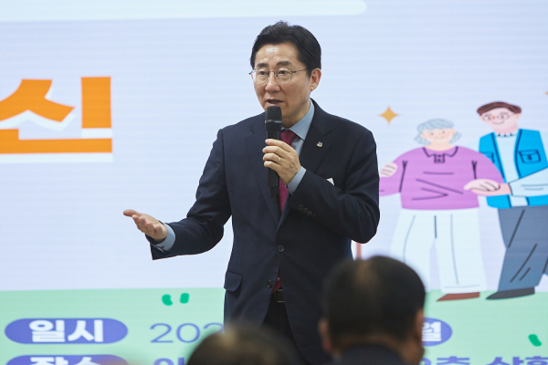 찾아가는 금빛어르신돌보미단 발대식에서 인사말하는 박경귀 시장 모습