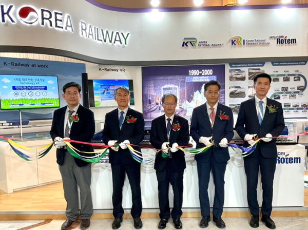 지난 7일 국가철도공단 이사장(왼쪽 세 번째)이 고속철도대회장에서 K-철도 홍보관 개설 기념 커팅식을 하고 있다. * 왼쪽부터 김진호 한국철도기술연구원 글로벌기술사업화 실장, 양근율 국가철도공단 미래전략연구원 원장, 김한영 국가철도공단 이사장, 양기모 코트라 중동지역본부장, 전성하 현대로템 해외사업1실장