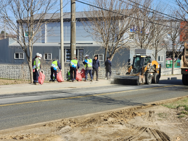조치원・연기비행장 통합이전 건설공사 현장 주변 환경정비 활동 모습