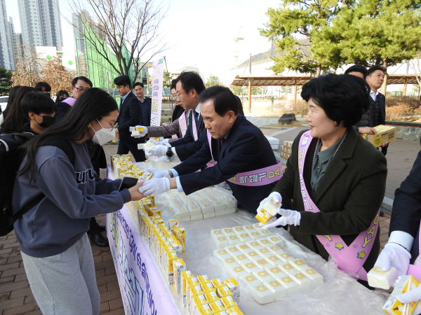 사랑의 백설기 떡 나눔행사를 홍성군 소재 내포중학교에서 실시했다