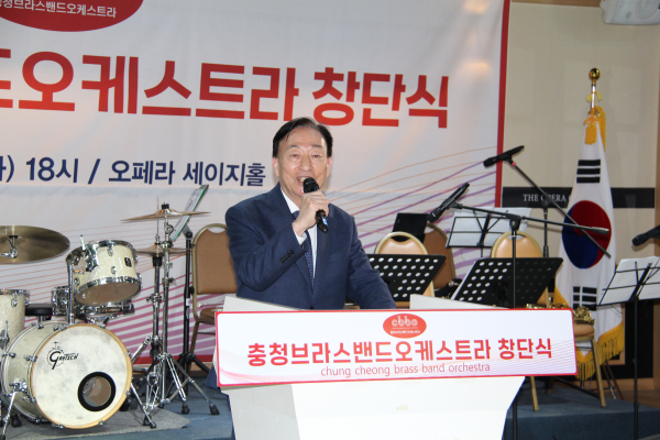 설동호 대전시교육감이 충청브라스밴드오케스트라 창단식에서 축사를 하고 있다.
