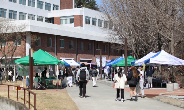 지난 13일부터 캠퍼스 내 차없는 거리에서 동아리 홍보부스를 운영 중 모습