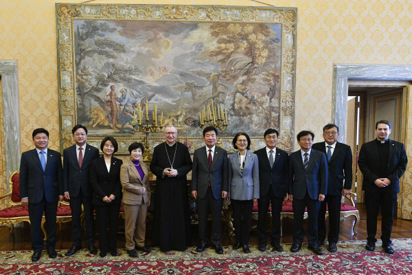 파롤린 국무원장과 기념촬영하는 국회대표단. 좌측부터 홍기원국회의원, 강병원국회의원, 이은주국회의원, 전혜숙국회의원, 파롤린 국무원장, 김진표국회의장, 오현주 주 교황청대사, 이장섭국회의원, 권칠승국회의원, 조경호정무수석, 호지츠 교황청 외교부국장.