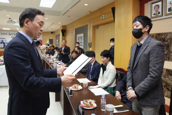 골프존뉴딘홀딩스 Heart팀 한태정 팀장이 강남구 조성명 구청장으로부터 감사장을 수여 받고 있다.