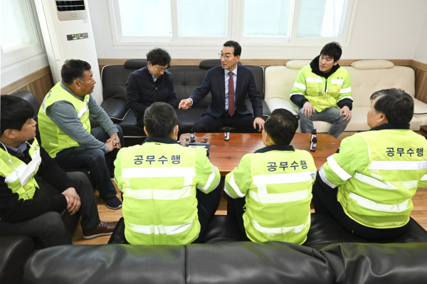 15일 환경관리요원 전용 쉼터를 찾아 환경관리요원을 격려하는 김광신 중구청장