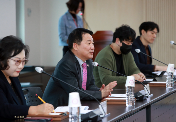 15일 서구청 장태산실에서 열린 청년문화예술위원회 회의 장면