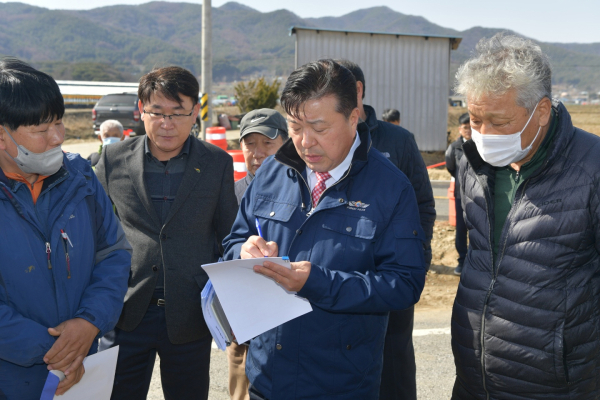 최재구 예산군수 효교천 현장 방문 모습