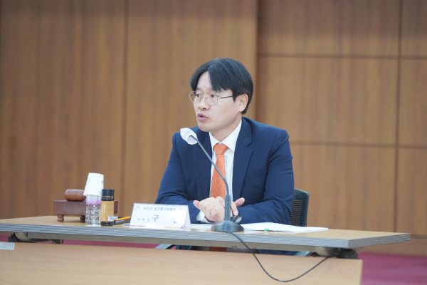 16일 시청 중회의실에서 업무평가위원회의를 진행하고 있는 구상 부시장 모습