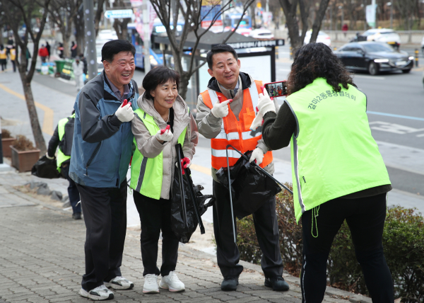 서구 갈마2동 새봄맞이 플로깅 캠페인 실시 장면