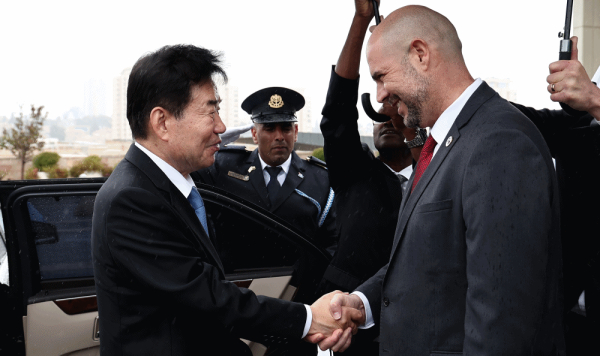 아미르 오하나 국회의장의 영접을 받는 김진표 국회의장.